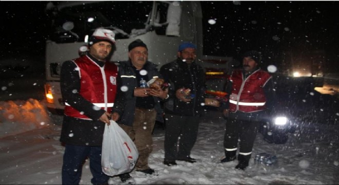 Mahsur kalan sürücülere jandarma sahip çıktı