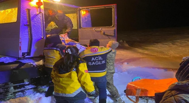 Mehmetçik paletli kar aracıyla yaşlı hastaya ulaştı