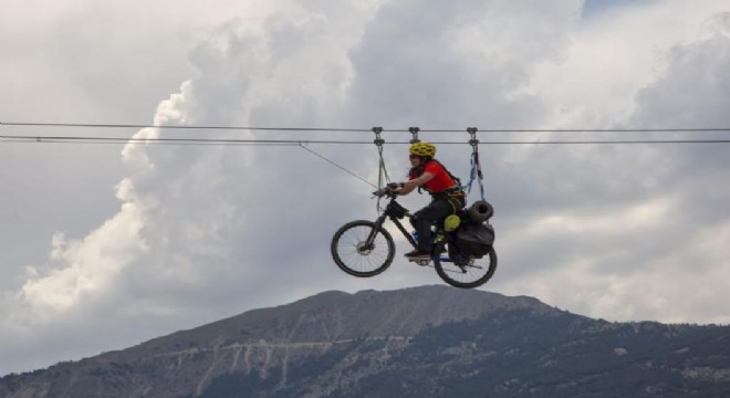 Metrelerce yükseklikte bisikletiyle Zipline yaptı