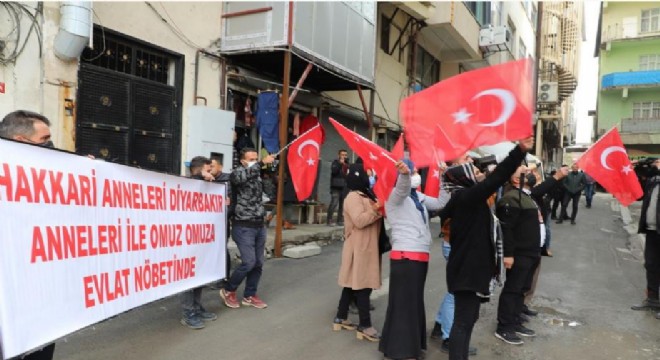 Nöbetteki annelerden HDP’ye şok eylem