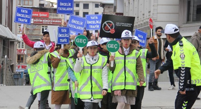 Öğrenciler trafiği denetledi