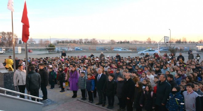 Okullarda şehitler için saygı duruşu