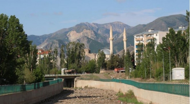 Oltu Çayında su seviyesi düştü