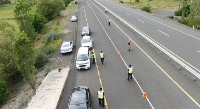 Oltu jandarma ekiplerinden trafik mesaisi