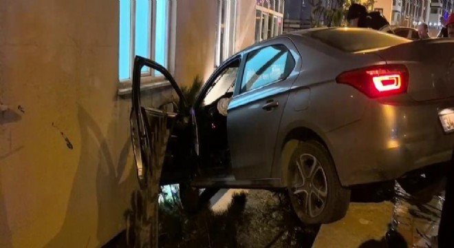 Otomobil bahçe duvarında asılı kaldı