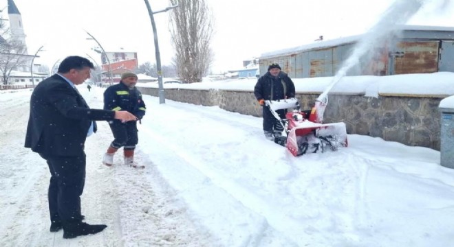 Pasinler’de karla mücadele sürüyor
