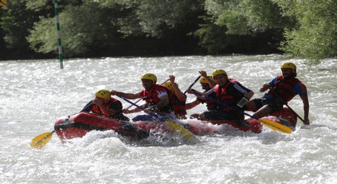 Rafting yarışını Vali Sonel tamamladı