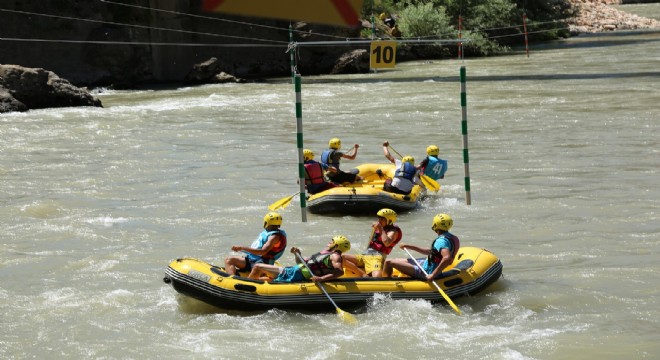 Raftingte zorlu mücadele