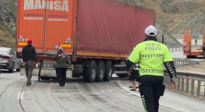 Sakaltutan'da tır bariyere çarptı