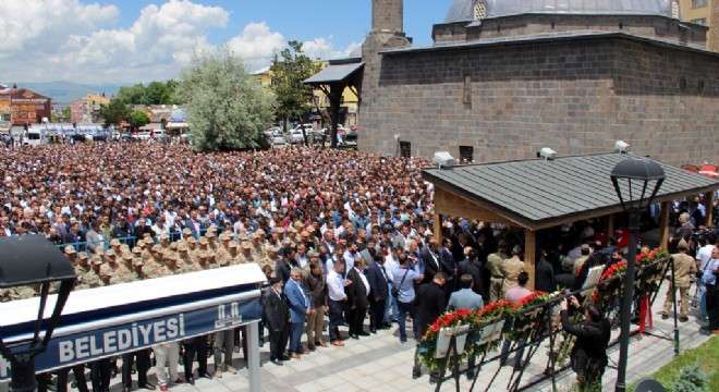Şehidi on binler uğurladı