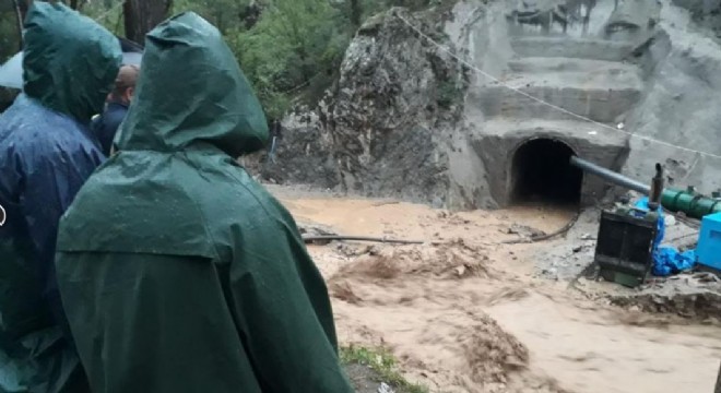 Sele kapılan işçiyi arama çalışmaları sürüyor