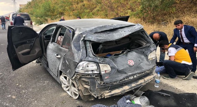 Seyir halinde lastiği patlayan araç kaza yaptı: 3 yaralı