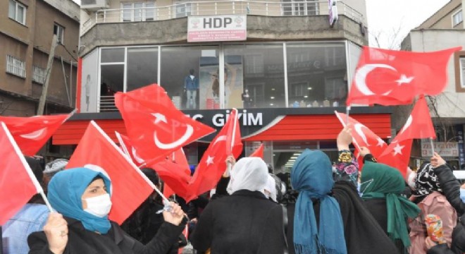 Şırnak ta anneler evlatlarını HDP den istedi