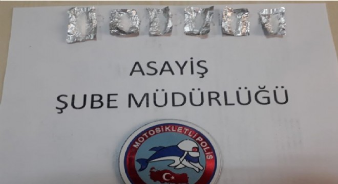 Sokağa çıktı üzerinde uyuşturucuyla yakalandı