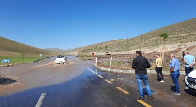 Su borusu patladı, yollar göle döndü