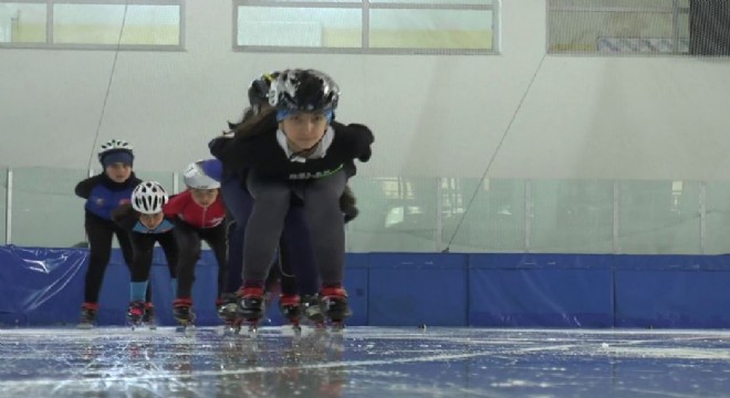 Sürat Pateni sporcuları buza indi