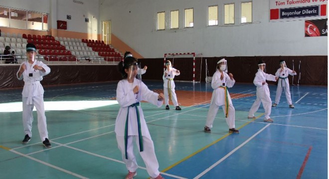 Taekwondoculardan maskeli antrenman