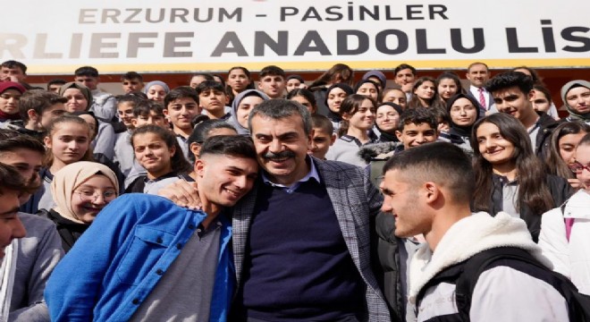 Tekin Pasinler’de öğretmen ve öğrencilerle buluştu