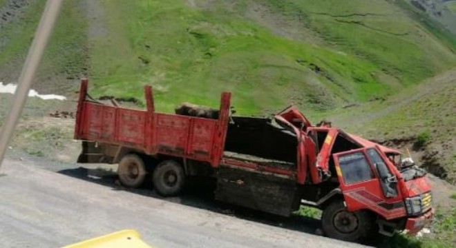 Tekman yolunda kamyon takla attı