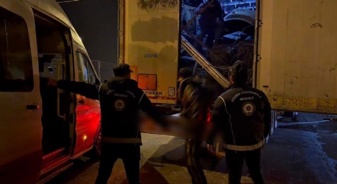 Tır dorsesinde 14 düzensiz göçmen yakalandı