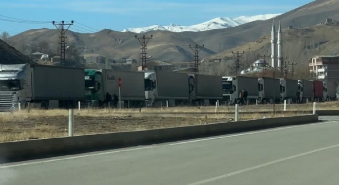 Tır kuyruğu 2 kilometreyi buldu