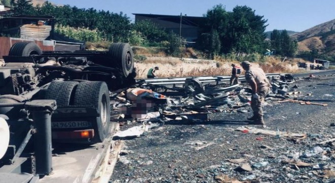 Tortum yolunda TIR kazası: 1 ölü