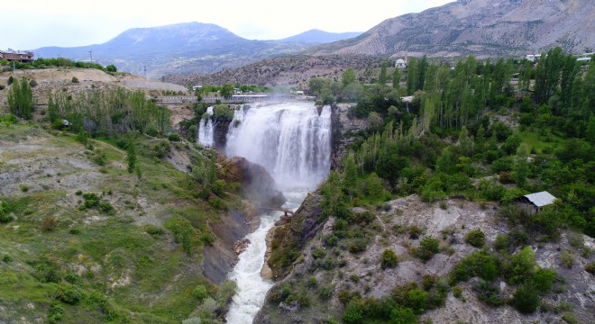 Turistlerin bayram gözdesi ‘Tortum Şelalesi’