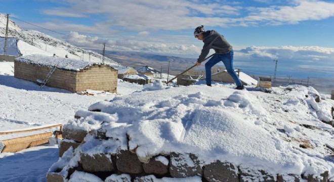 Türkiye’nin en yüksek rakımlı köyüne ilk kar düştü