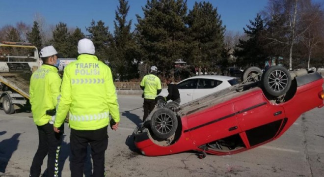 Üniversite kavşağında trafik kazası: 2 yaralı