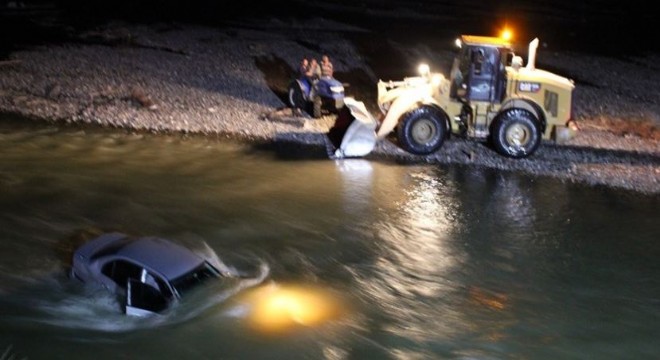 Uzundere’de otomobil dereye düştü: 3 yaralı