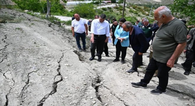 Uzundere’deki toprak kayması mercek altında