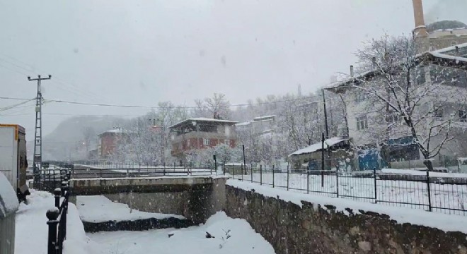 Uzundere’ye ilk kar düştü