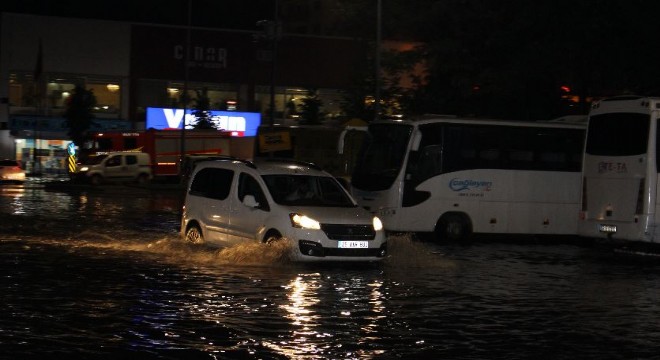 Yağmur ulaşımı felç etti