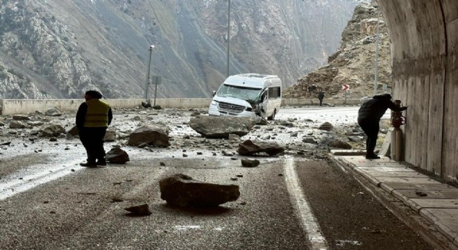 Yamaçtan kopan kayalar servis aracına çarptı: 4 yaralı