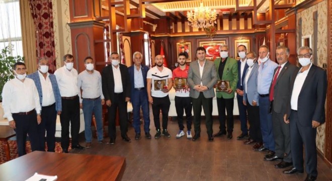 Yaşar Dünya Şampiyonu Sönmez’i ödüllendirdi