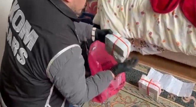 Yatağın altından poşet poşet para çıktı