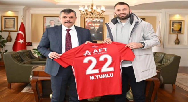 Yumlu’dan Vali Çiftçi’ye forma hediyesi