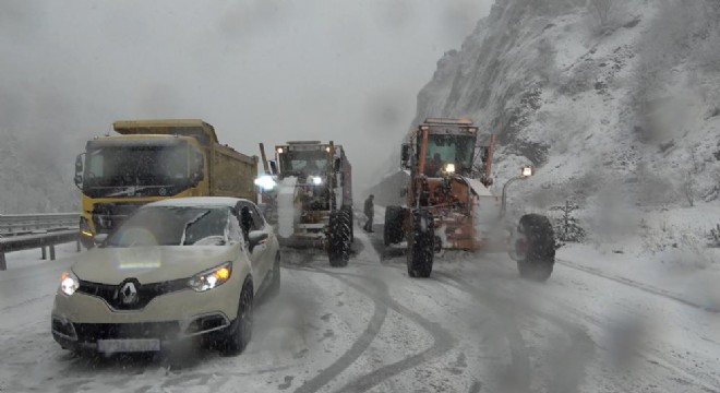 Zigana Geçidi kara teslim oldu, araçlar yolda kaldı