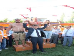 Tufanbeyli’de Bingöl başpehlivan oldu