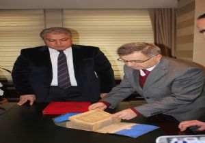 Cami yapımı için el yazması Kur’an-ı Kerim bağışlandı