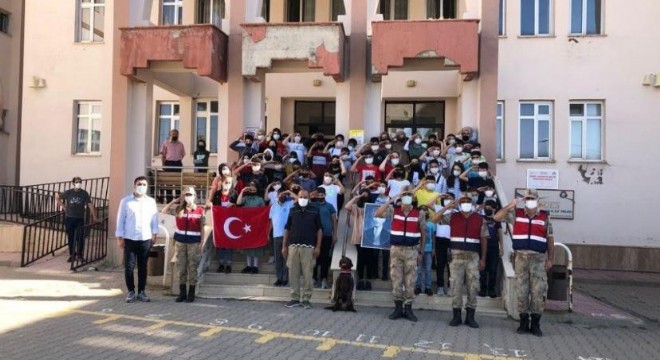 jandarma çocukların ilk ders günü heyecanına ortak oldu