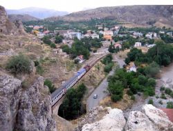 Kemah yolunda iş makineleri yakıldı