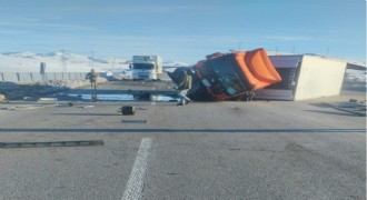 Bingöl’de tır devrildi: 1 yaralı