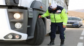 Bayburt yolunda kış lastiği denetimi