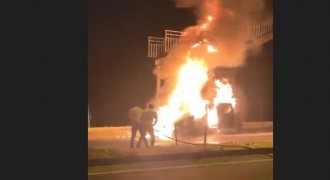 Bingöl yolunda hafif ticari araç alev alev yandı