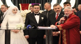 Çiftçi nikah şahidi oldu