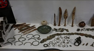 Çok sayıda silah ve tarihi eser ele geçirildi