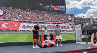 Çorum FK taraftarları şampiyonluk kupasıyla buluştu