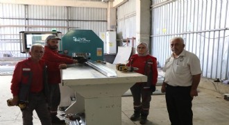 Ekmeğini demirden çıkarıyor
