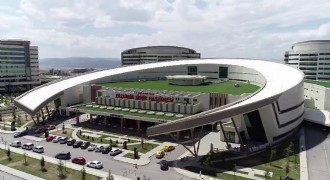 Eşini bıçakla yaraladı